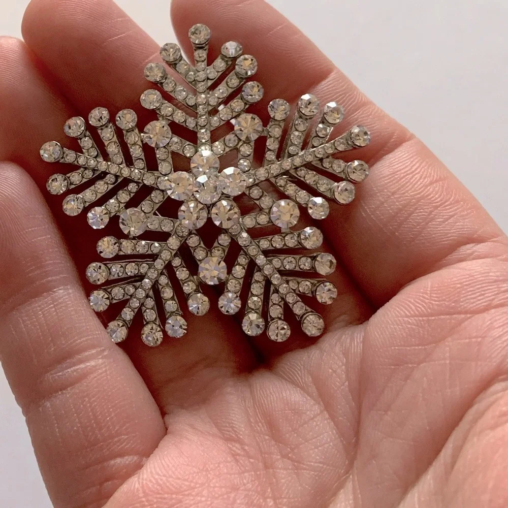Vintage brooch bundle featuring a snowflake brooch and starburst brooch